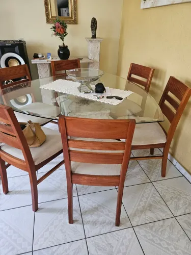 Conjunto de mesa, cadeiras e aparador