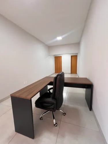 Sala Comercial com mesa de escritório no centro de Goiânia 