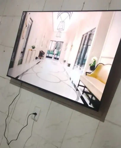 Smart Tv TCL '55 Ultra HD 4k  (Nova pouco usada) com suporte de parede