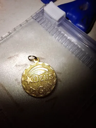 Medalha Deus te Guie em ouro 18k
