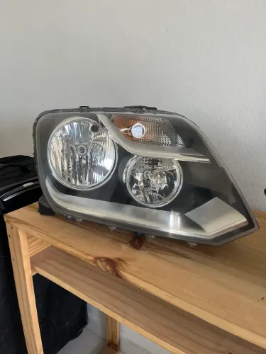 Par de faróis da Amarok, com regulagem elétrica de altura.