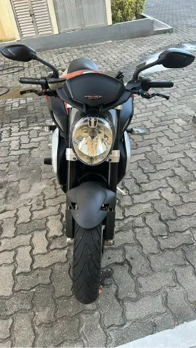 A MV Agusta Brutale 800 2014 é uma naked esportiva italiana de alto desempenho