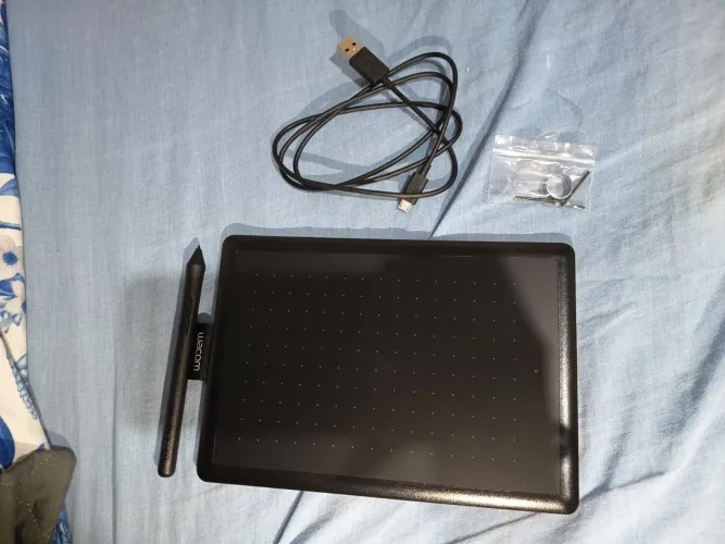 Mesa Digitalizadora One By Wacom CTL472, Pequena, Pen LP-190K, Preto e Vermelho