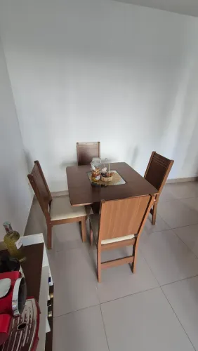Mesa com 4 cadeiras