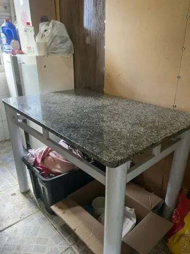 Mesa de jantar com pedra de mármore e pés de ferro