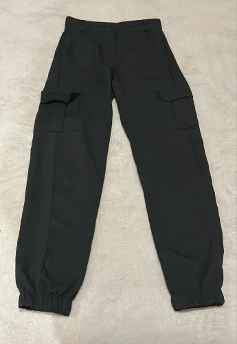 Calça preta com bolsos cintura alta 