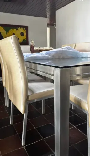 Mesa para sala de estar grande com 8 cadeiras.
