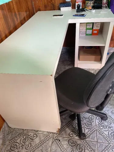 Mesa em L bem grande escritório