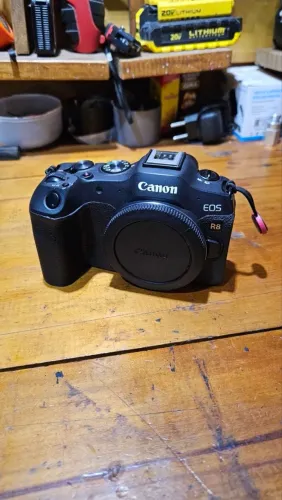 Camera Canon R8