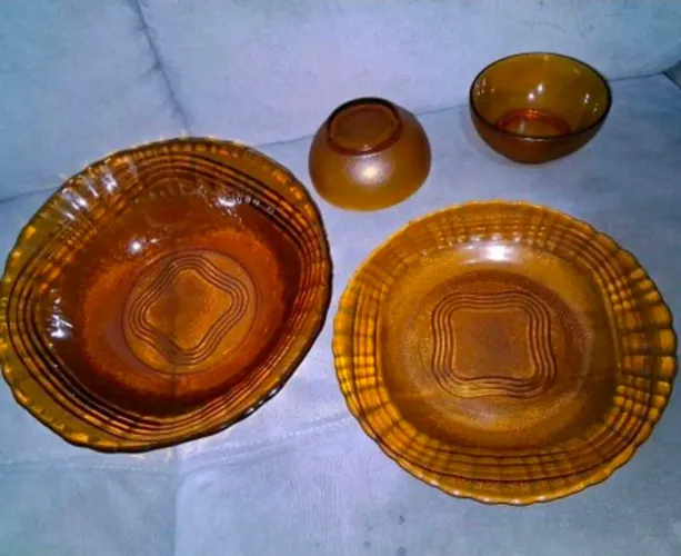 Kit com saladeira, prato e bowls de vidro ambar