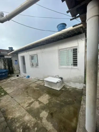 Kitnet incluso água e luz.