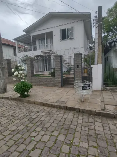 Casa mobiliada com duas moradias de excelente localização