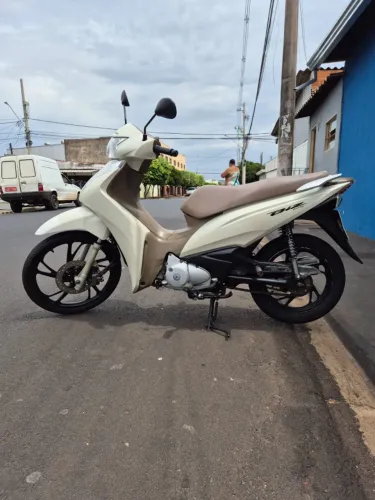 VENDE-SE MOTO BIZ 125, ANO 2021, QUITADA, 7757KM RODADOS