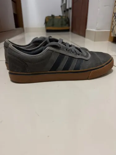 Tênis adidas seminovo cinza