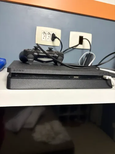 Vendo PlayStation 4 400 gbs slim