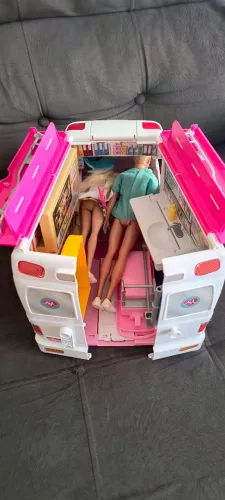Barbie ambulância