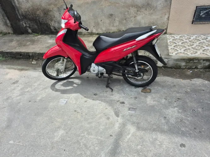 VENDO OU TROCO, HONDA BIZ 2022 110I TOP DE LINHA, TROCO POR MOTO MAIOR com volta minha