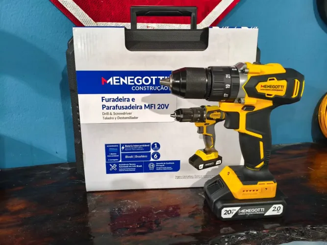 Furadeira e parafusadeira a bateria 20v Menegotti.