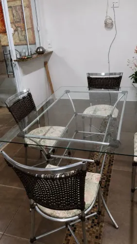 Mesa de jantar de alumínio polido com tampo de vidro 