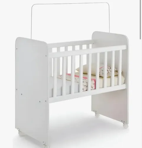 Mini berço branco acompanha colchão e suporte mosqueteiro