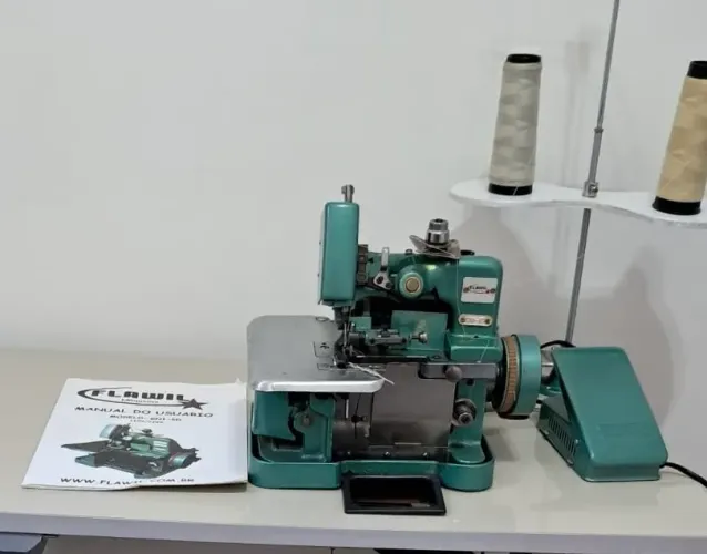 Máquina Overloque / Overlock semi Industrial com mesa