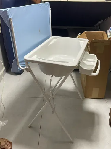 Banheira com pezinho, trocador e suporte para sabonete. 