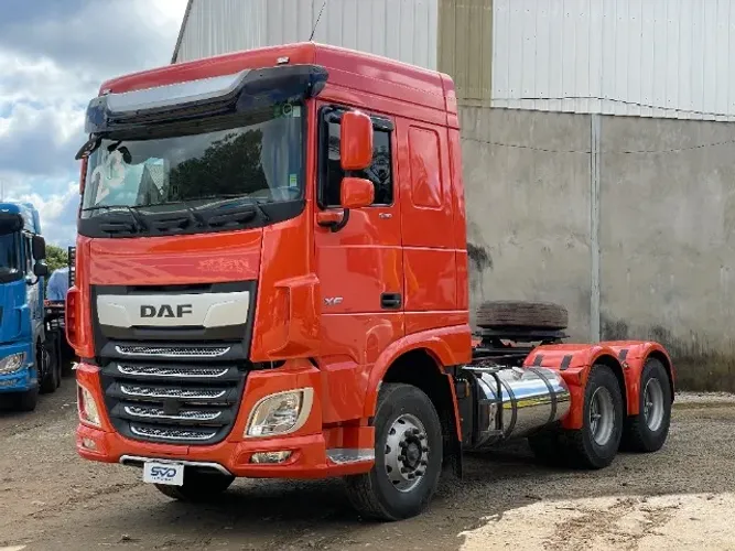 CAMINHÃO DAF XF 530 6X4 2023 EURO 6 - COM 393 MIL KM - PARALAMAS PERSONALIZADOS