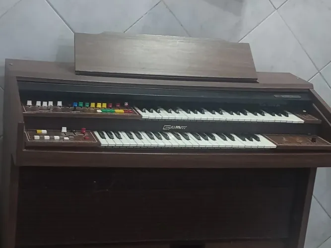 Vende se um órgão