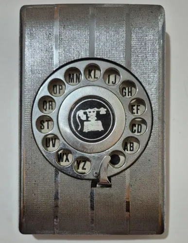 Antiga caderneta de telefone funcionando