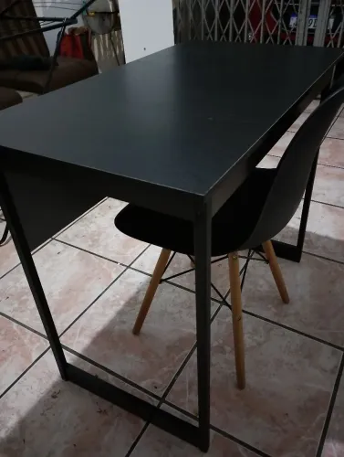 Mesa estilo industrial com cadeira Eiffel