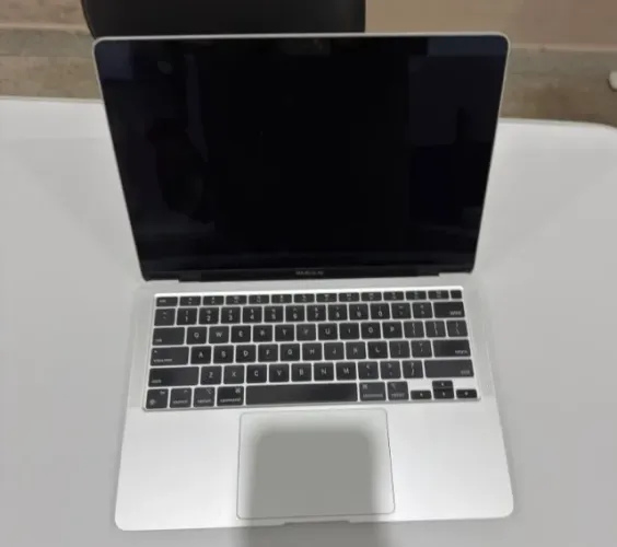 Macbook Air A2337 Com Defeito Na Tela Para Reparo Ou Peças (Usado)