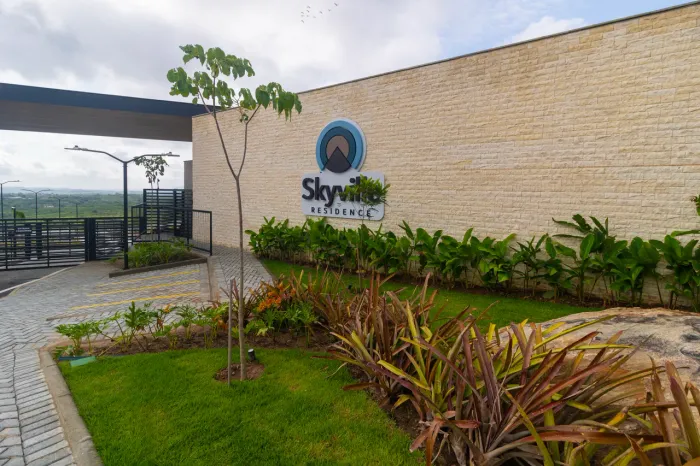 Lote Nascente e Plano c/ Fundo p/ Lago no Condomínio Skyville (176m²)