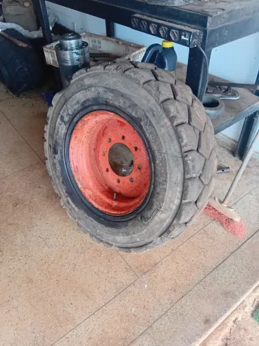 Vendo roda mini Caregadeira bob cat