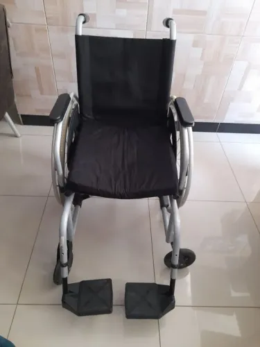 Cadeira de rodas semi nova.