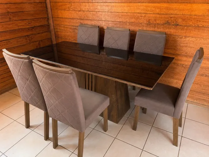 Mesa de Jantar com Vidro Preto + 6 Cadeiras - Com Detalhe no Vidro