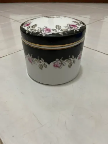 Lindo pote de porcelana