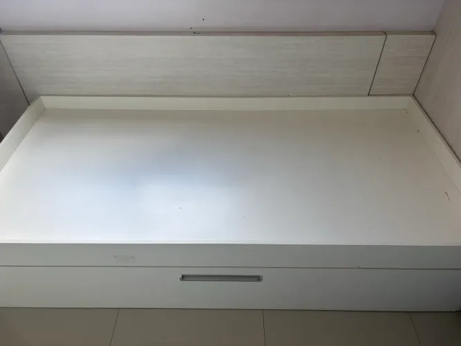 Vendo cama de solteiro em MDF branco com cama auxiliar
