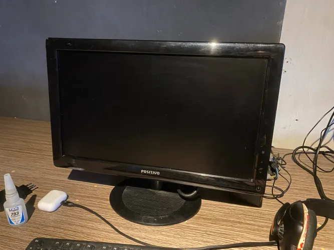 Monitor Positivo com cabos