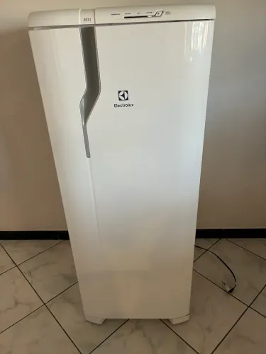 Geladeira Electrolux Cycle Defrost 240L Degelo Prático - RE31 127v