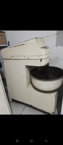 Masseira industrial para pães, 25g. Ferro fundido, trifásica.