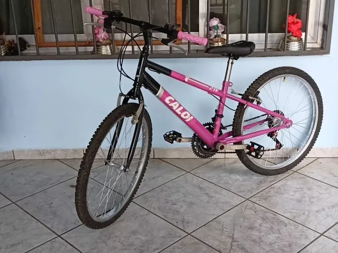 Bicicleta aro 24 caloi tudo original dela , pedais, banco e cabos novos..