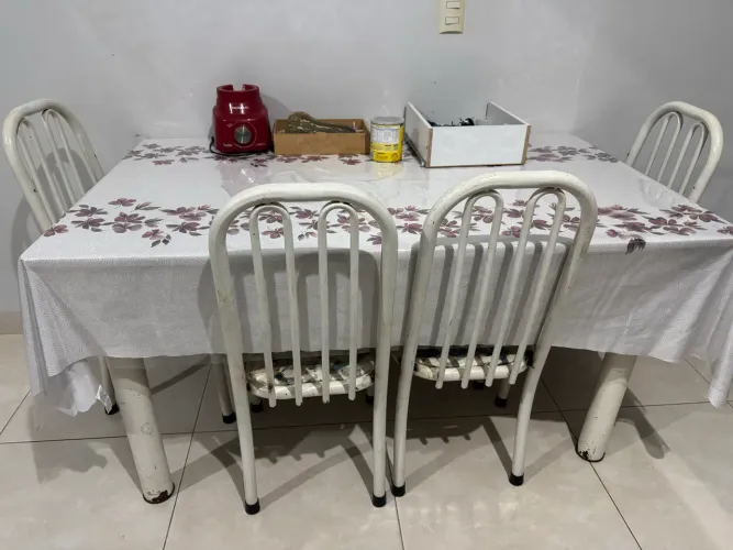 Vendo Mesa 5 cadeiras