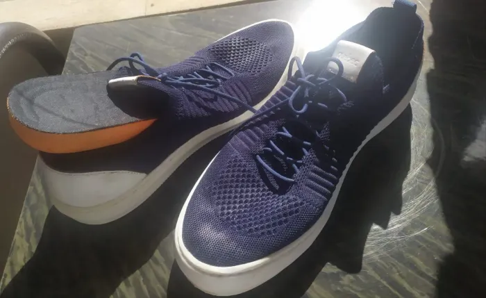 Tênis azul marinho e branco