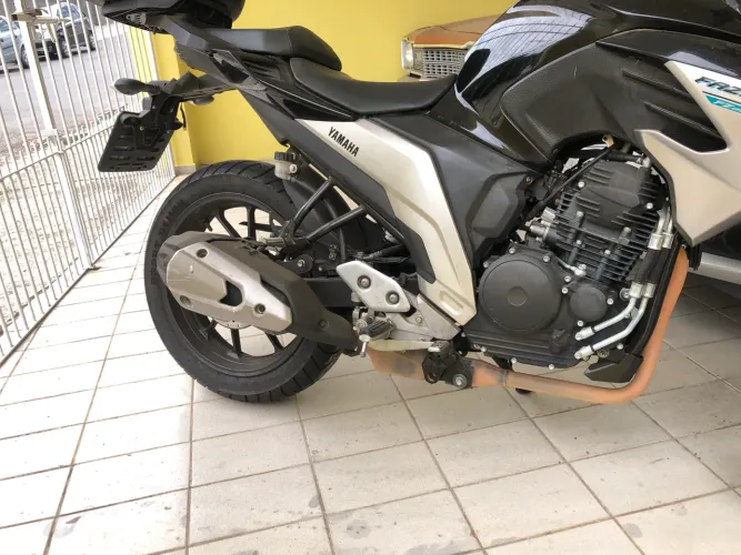 FZ25 21 Preta
