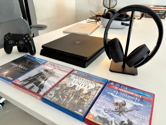 Playstation 4 Slim + Fone Gold + Jogos LACRADOS