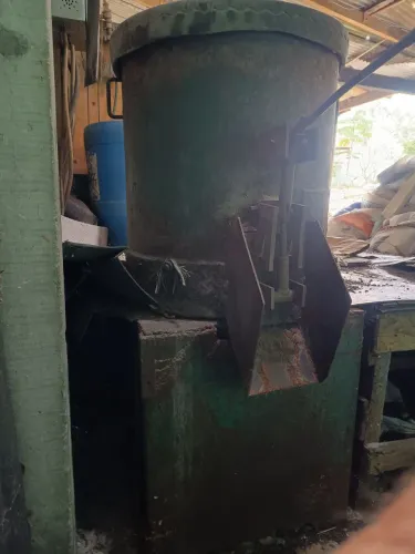 Aglutinador  plásticos mot. de qprox. 40cv mais estrutura, plásticos no set Maq.800MM ALT.