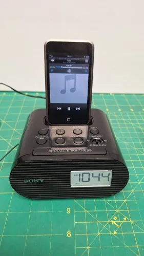 Rádio relógio Sony com dock iPod modelo ICF (co5 IP)