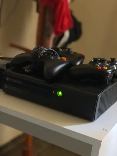 Xbox 360 Com 3 Controles e Com Aurora