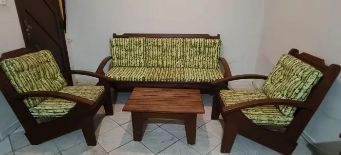 Conjunto de sofá, poltronas e centro de madeira 