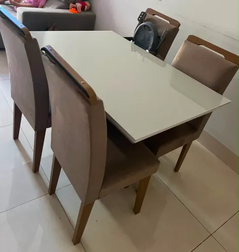 Mesa com 4 cadeiras